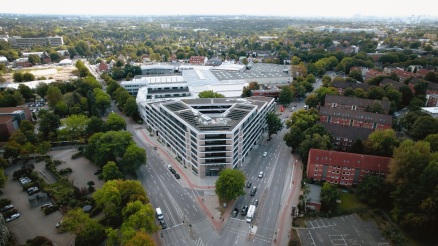 Drohnenaufnahme vom neuen AKQUINET Haus in der Werner-Otto-Straße 6 in Hamburg.