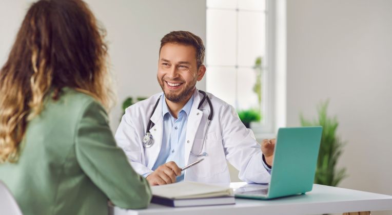 Ein Facharzt nutzt LifeTime Cloud um ein informiertes Gespräch mit einer Patientin zu führen