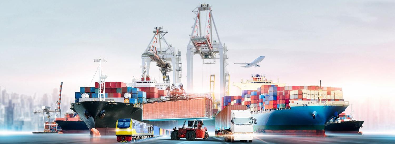 Große Frachtschiffe, beladen mit bunten Containern, legten in einem geschäftigen Hafen an, in dem Kräne und Transportfahrzeuge emsig hin und her fuhren.