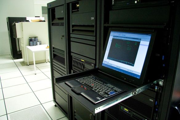 Ein Notebook, dass auf einen Server zugreift.