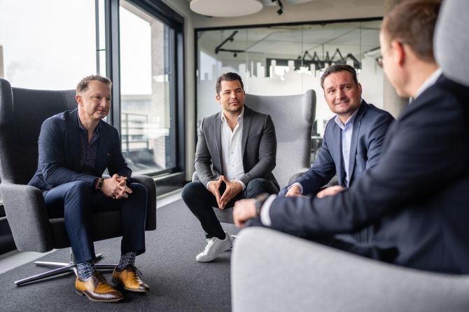 Eine Business Runde sitzt im Kreis.