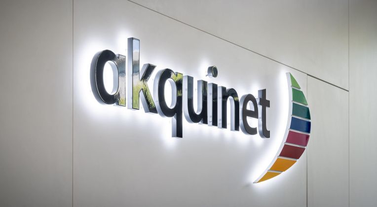 Illuminated sign with the name and sail of AKQUINET.