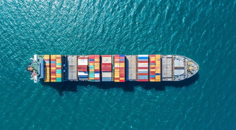 Containerschiff auf der See.