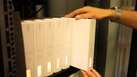 Mann installiert Koco Box Konnektoren in einem Serverschrank eines Rechenzentrums