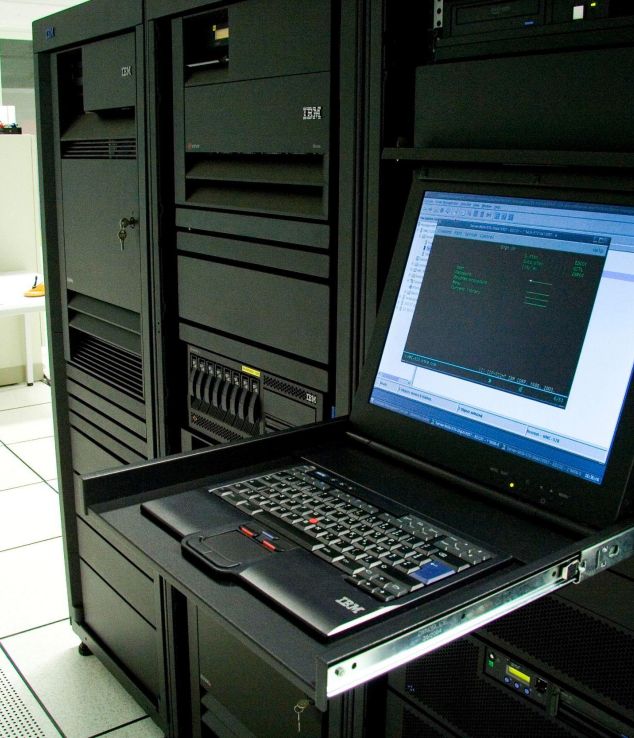 Ein Notebook, dass auf einen Server zugreift.