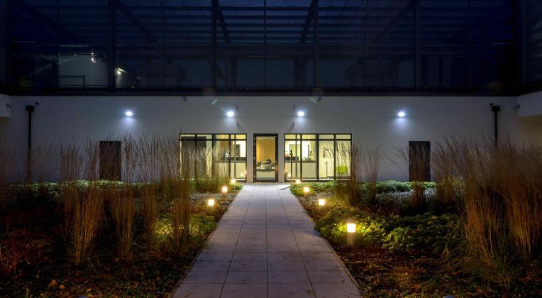 Blick auf den Eingang des AKQUINET Rechenzentrums in Hamburg-Alsterdorf im Paul-Stritter-Weg.