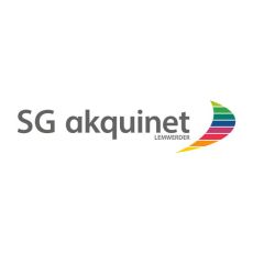 Logo mit dunkelgrauer Schrift SG akquinet Lemwerder und buntem Segel