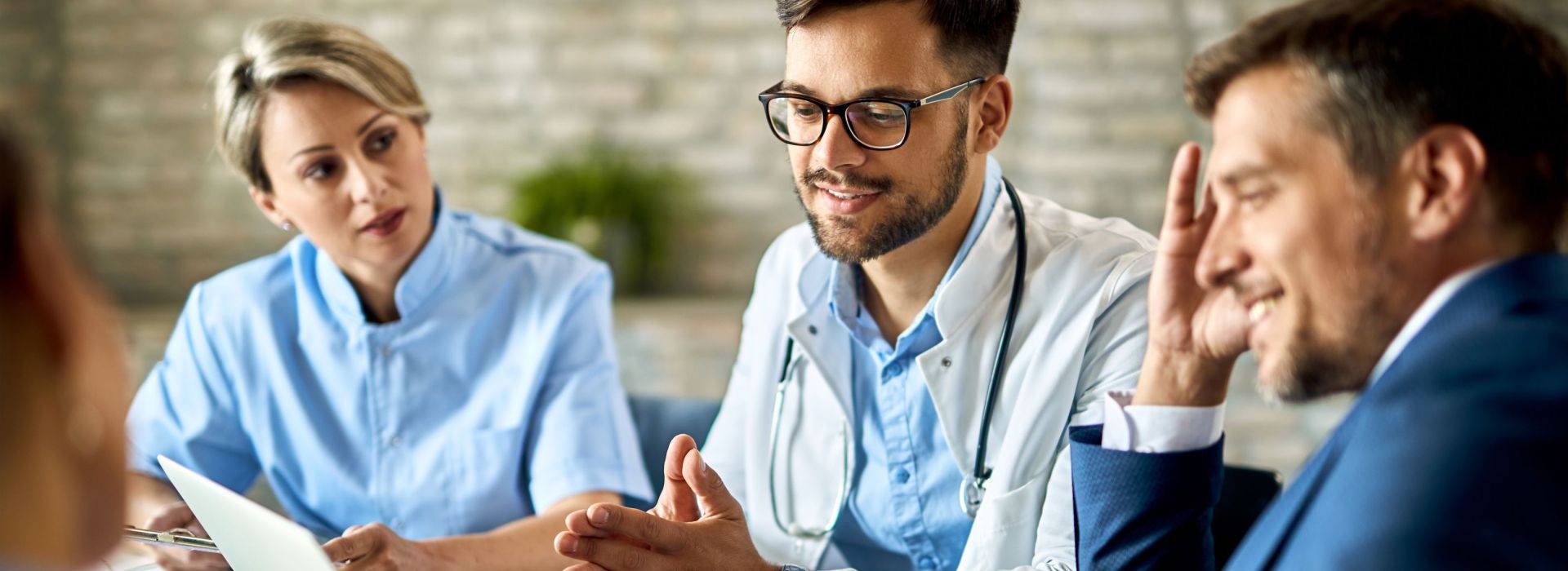 Ein Team aus Ärzten und Verantwortlichen macht die Planung und Verwaltung ihrer Klinik mit LifeTime Cloud