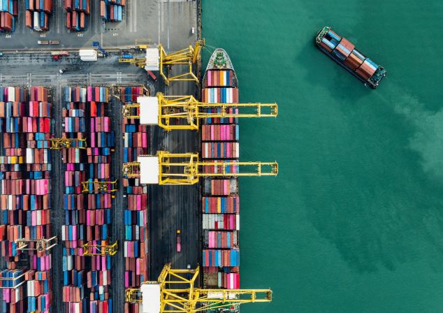 Entladung eines Containerschiffes