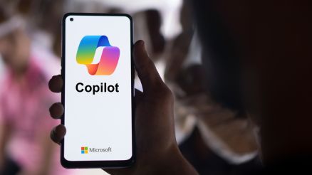 Eine Hand hält ein Smartphone mit dem Microsoft Copilot Logo. Microsoft Fabric sorgt dafür, dass Ihre Unternehmensdaten jederzeit zugänglich und aktuell sind, sodass Copilot speziell auf Ihr Unternehmen zugeschnittene Analysen und Berichte erstellen kann.