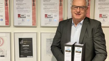 Thomas Tauer, Geschäftsführer der AKQUINET Data Center Competence mit der Baugenehmigung für das Rechenzentrum Victoria Park Hamburg.