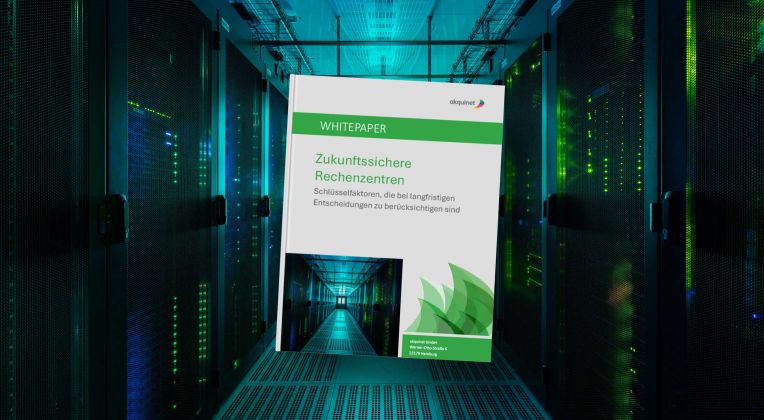 Ein weißes Buchcover vor einem türkis-grün eingefärbten Rechenzentrumskaltgang