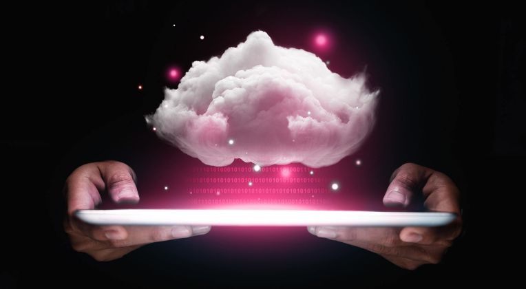 Weiße Wolke schwebt auf einem Tablet.