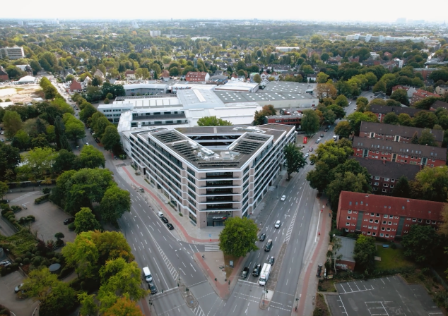 Drohnenaufnahme vom neuen AKQUINET Haus in der Werner-Otto-Straße 6 in Hamburg.