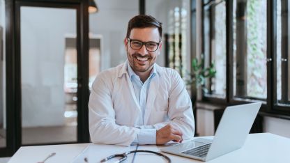 Ein Arzt nutzt KIM2Mail von AKQUINET an einem Laptop