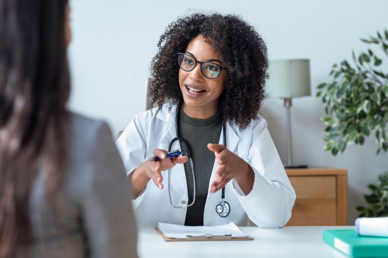 Eine Ärztin führt ein Beratungsgespräch mit einer Patientin