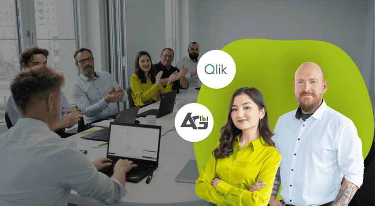 Data Analytics Team bei einer Qlik Schulung. Marcus und Aida stehen im Vordergrund. Über ihne schweben Bubbles mit AnalyticsGate und Qlik Logo.