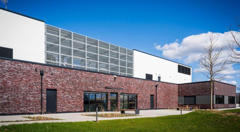 Exterior view of the entrance area of the AKQUINET Victoria Park data centre