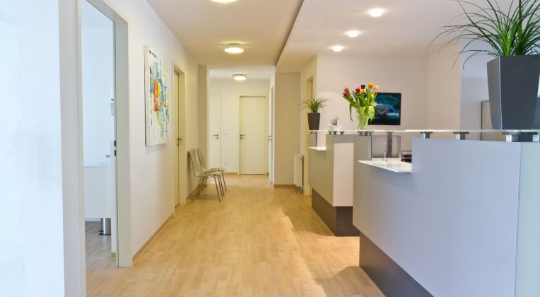 Ein Empfangsbereich einer Arztpraxis