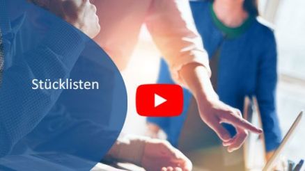 Eine Frau zeigt zwei Personen ihre Stückliste auf dem Laptop.