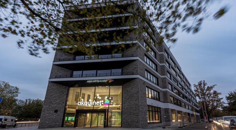 Blick auf den Eingangsbereich des neuen AKQUINET Haus in der Werner-Otto-Straße 6 in Hamburg.