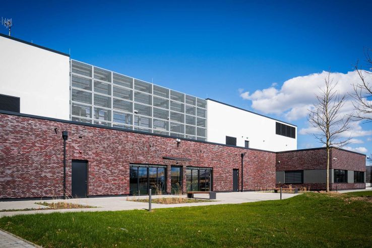 Außenaufnahme Eingangsbereich AKQUINET Rechenzentrum Victoria Park