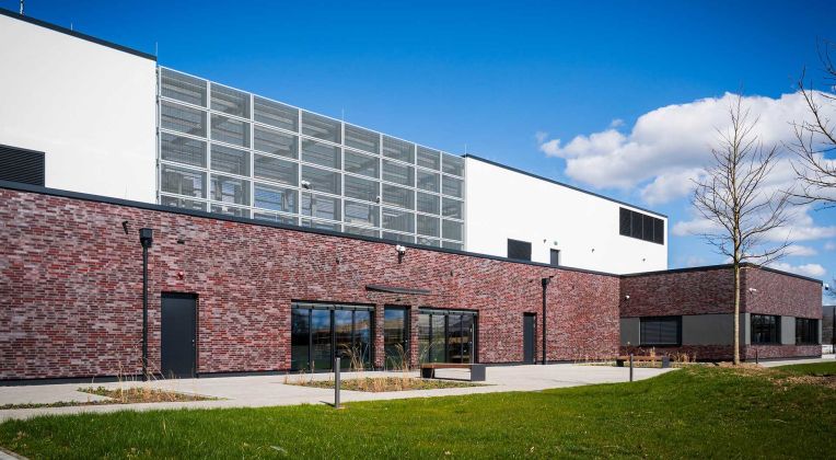 Exterior view of the entrance area of the AKQUINET Victoria Park data centre