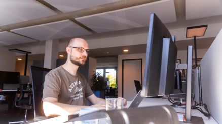 Ein Mitarbeiter von AKQUINET ist an seinem Arbeitsplatz.