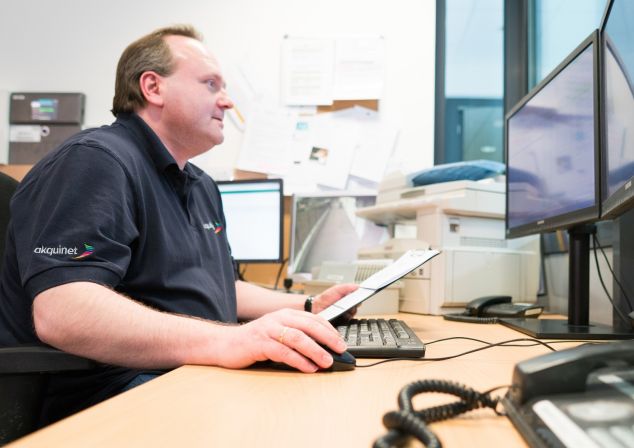 A plant security employee at work in the Hamburg-Alsterdorf data center.