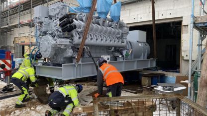 Mitarbeiter des Rechenzentrum Victoria Park Hamburg Rahlstedt helfen beim Einbau der Netzersatzanlage.