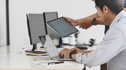 Junge Softwareentwickler nutzen die TI-Middleware von AKQUINET um ihr Produkt an die TI anzubinden.