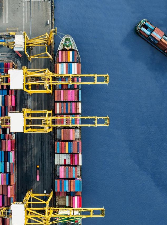Entladung eines Containerschiffes