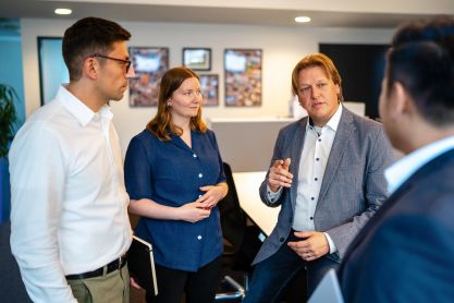 AKQUINET employees are exchanging information.