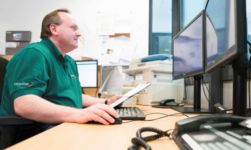 Ein Data Center Mitarbeiter im Werkschutz arbeitet im AKQUINET Rechenzentrums