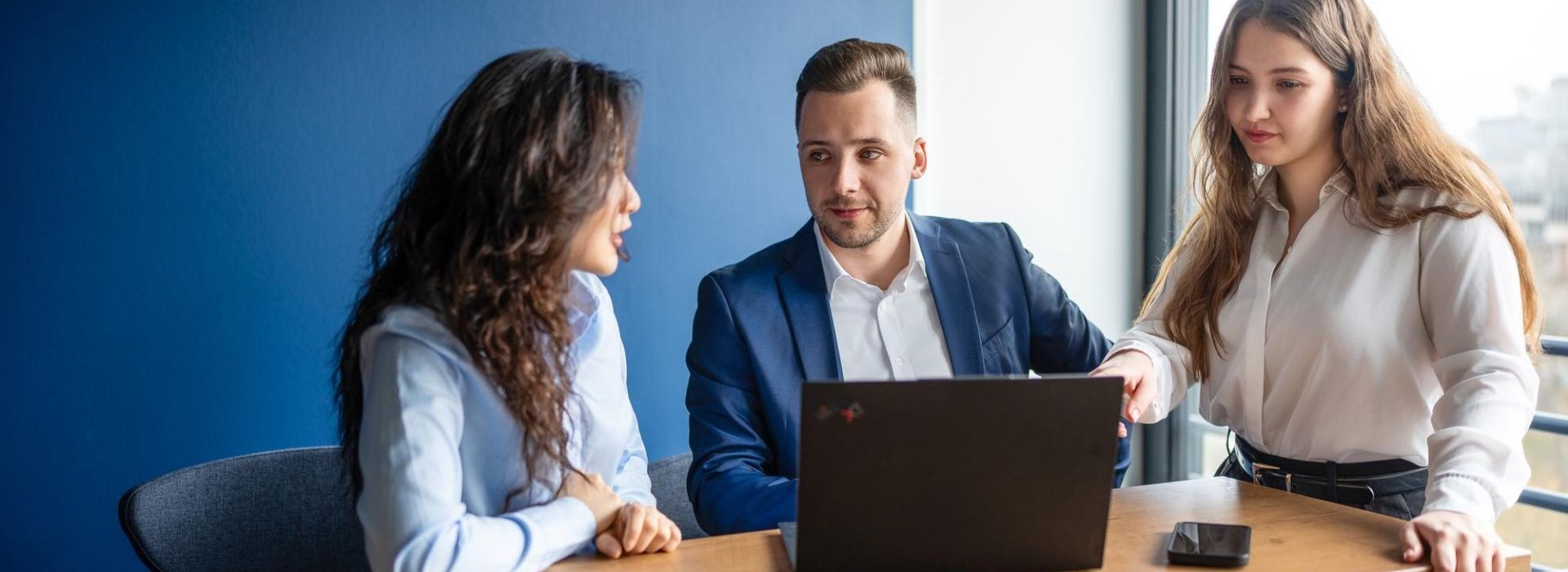 Ein Gruppe von Personen bespricht sich in einem Office.