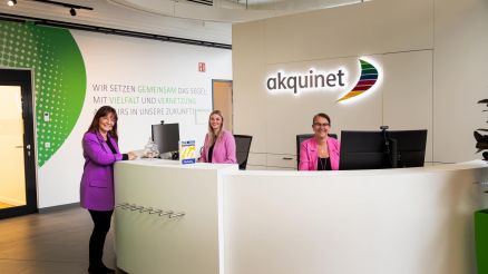 Drei Mitarbeiterinnen vom Office Managements am Empfang des AKQUINET Hauses in Hamburg Bramfeld.