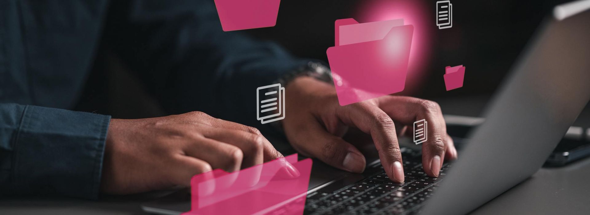 Abbildung von Ordersystemen und einer Person am Laptop.