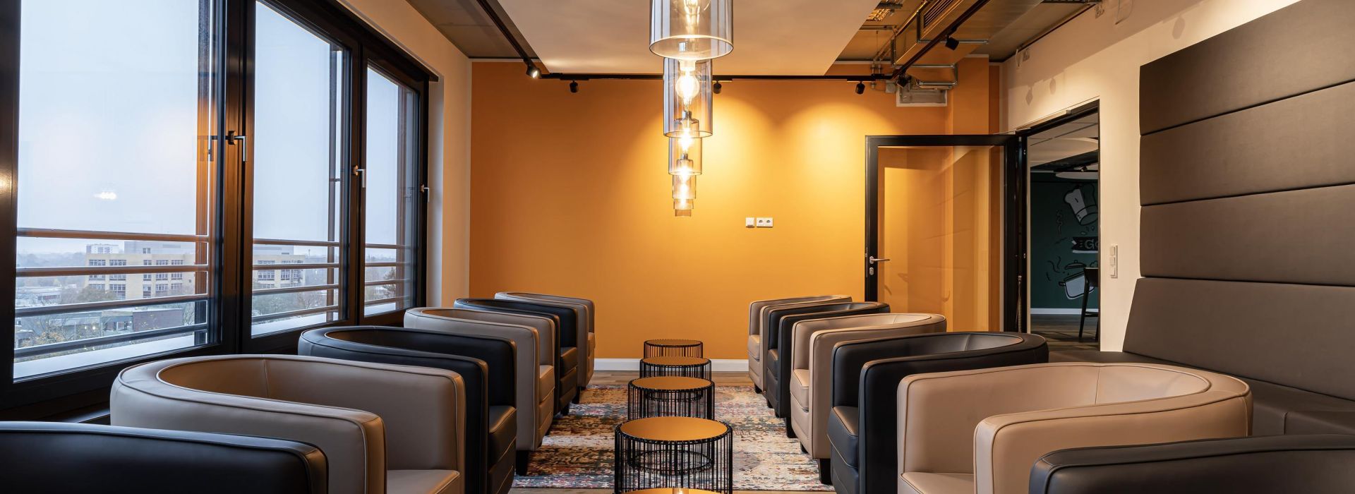 Sitting area on the 5th floor of the AKQUINET Haus at Werner-Otto-Strasse 6 in Hamburg.