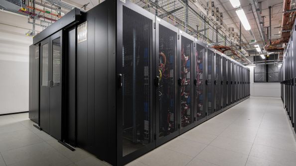 Serverschränke im Rechenzentrum von AKQUINET.