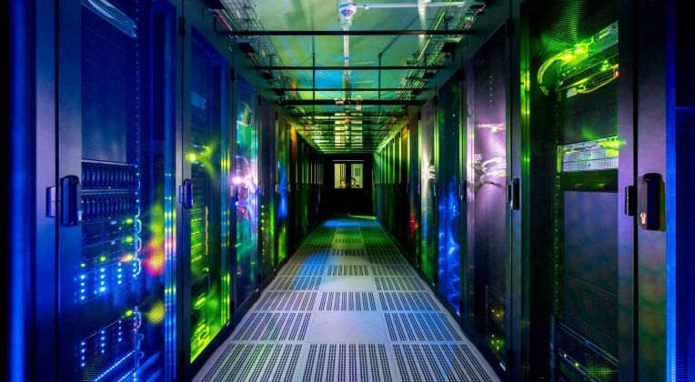 Bester IT-Service, zertifizierte Qualität und höchste Sicherheit für Rechenzentren von AKQUINET. Das Rechenzentrum von AKQUINET in Hamburg-Alsterdorf von innen.
