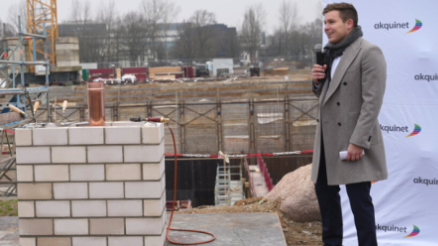 Dennis Preljevic verkündet die erfolgreiche Grundsteinlegung für das neueste AKQUINET Rechenzentrums Viktoria Park Hamburg-Rahlstedt.