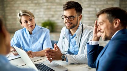 Ein Team aus Ärzten und Verantwortlichen macht die Planung und Verwaltung ihrer Klinik mit LifeTime Cloud