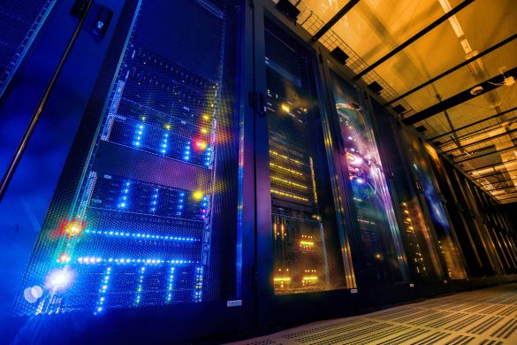 TI-Gateway von AKQUINET in einem Rechenzentrum Beleuchtete Serverracks in einem Rechenzentrum von AKQUINET