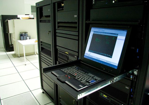 Ein Notebook, dass auf einen Server zugreift.