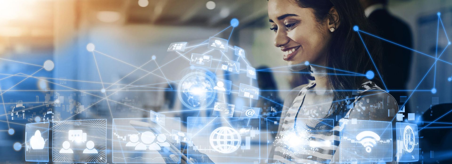 Eine Frau schaut sich mehrere Widgets auf einem Tablet an.