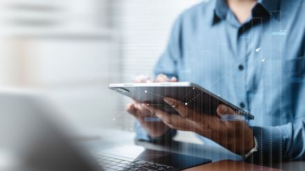 Person mit Tablet in der Hand und Finanzströme