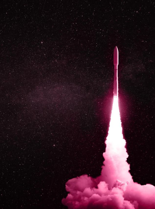 Startende Rakete vor einem dunklen Himmel.