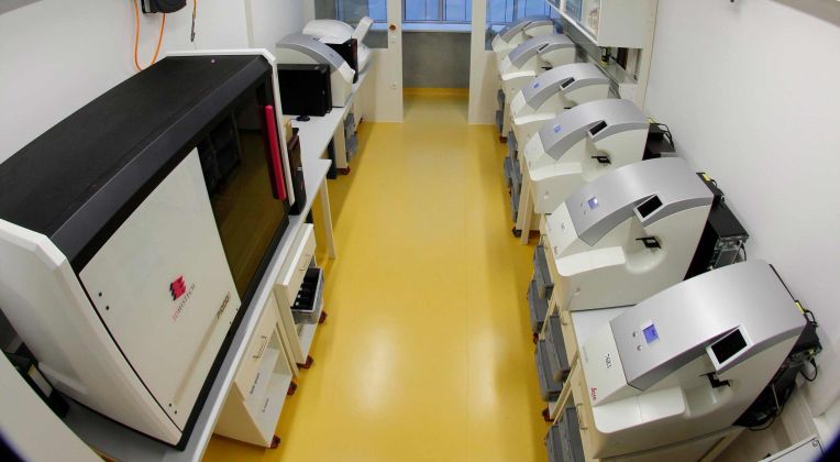 Slide Scanner stehen in einem Raum in einem Krankenhaus