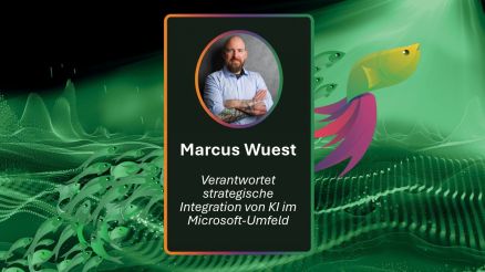 Bild von Marcus Wuest, der unter anderem die strategische Integration von KI im Microsoft-Umfeld verantwortet. Fischschwarm, der im Datenmeer zum Licht schwimmt.