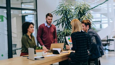 Fröhliche Besprechungssituation